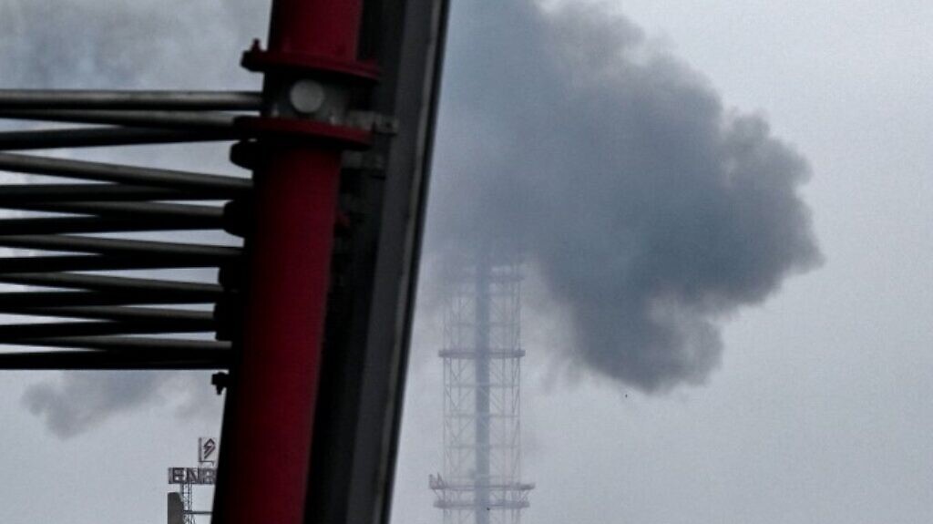 دخان يتصاعد فوق كييف بعد هجوم صاروخي استهدف برج التلفزيون بالعاصمة الأوكرانية في كييف في 1 مارس 2022