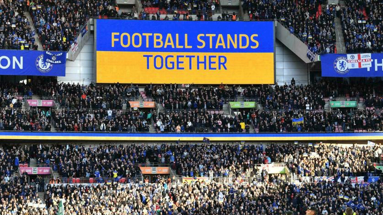  رسالة تضامن كروية بألوان أوكرانية تُعرَض قبل مباراة كرة القدم النهائية لكأس الرابطة الإنكليزية بين تشيلسي وليفربول على ملعب ويمبلي. 