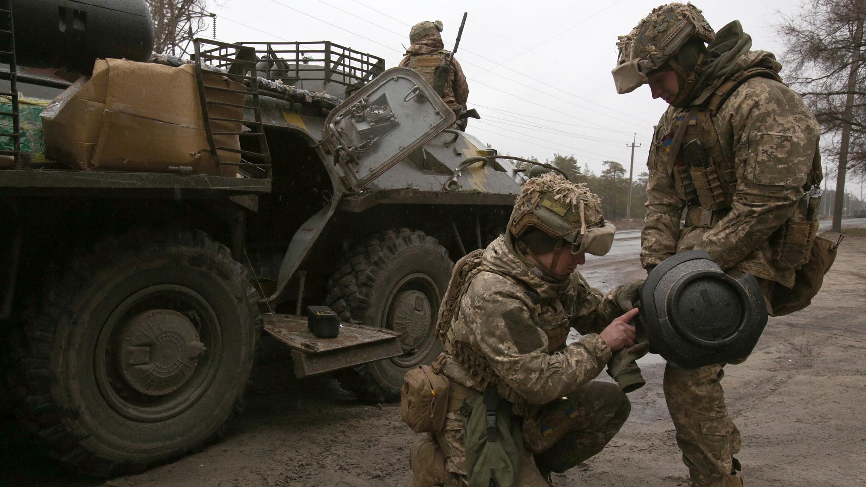 جنود أوكرانيون يجهزون صاروخاً مضاداً للدروع سويدياً-بريطانياً محمولاً من نوع NLAW قبل هجوم في منطقة لوغانسك في 26 فبراير 2022