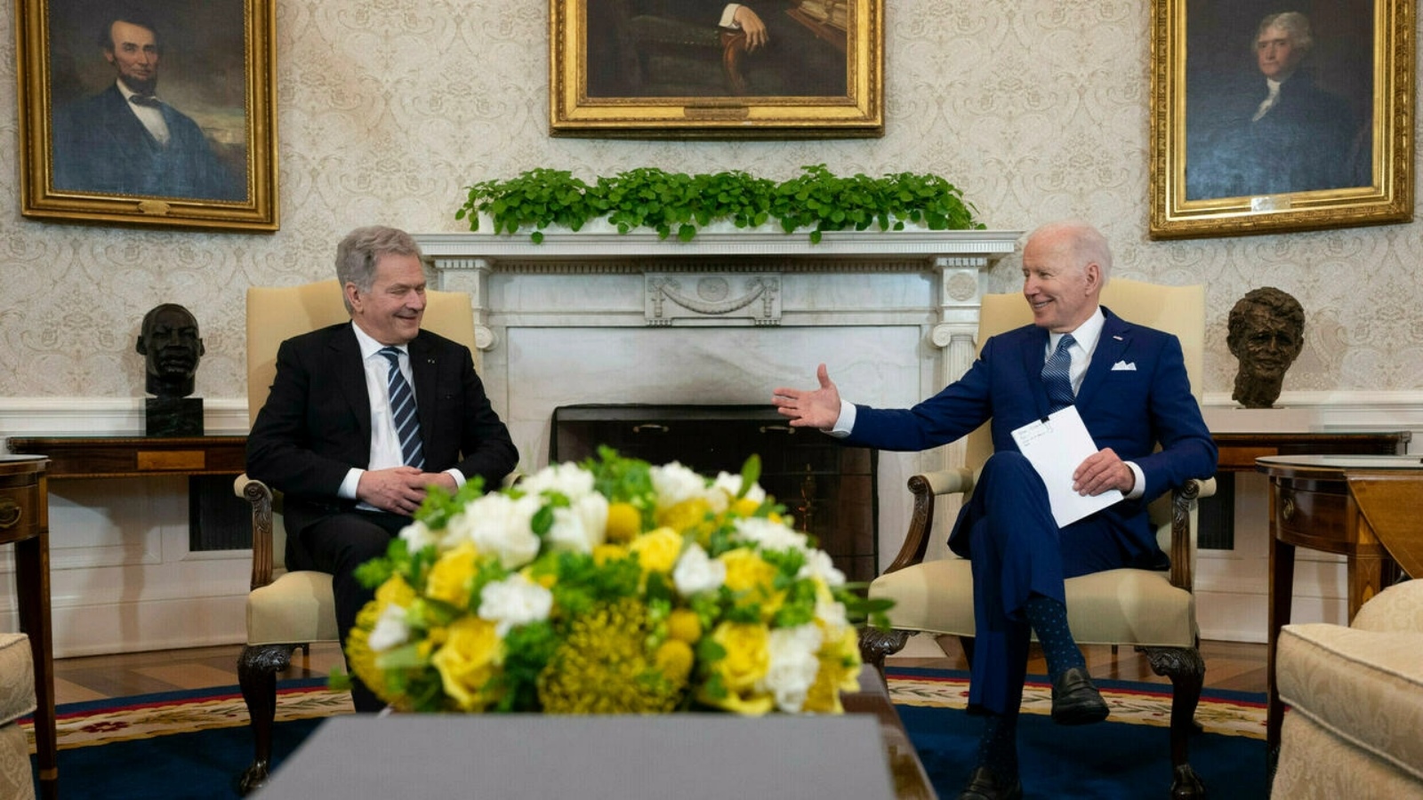 الرئيس الأميركي جو بايدن ونظيره الفنلندي سولي نينيستو في البيت الأبيض بواشنطن في 04 مارس 2022 