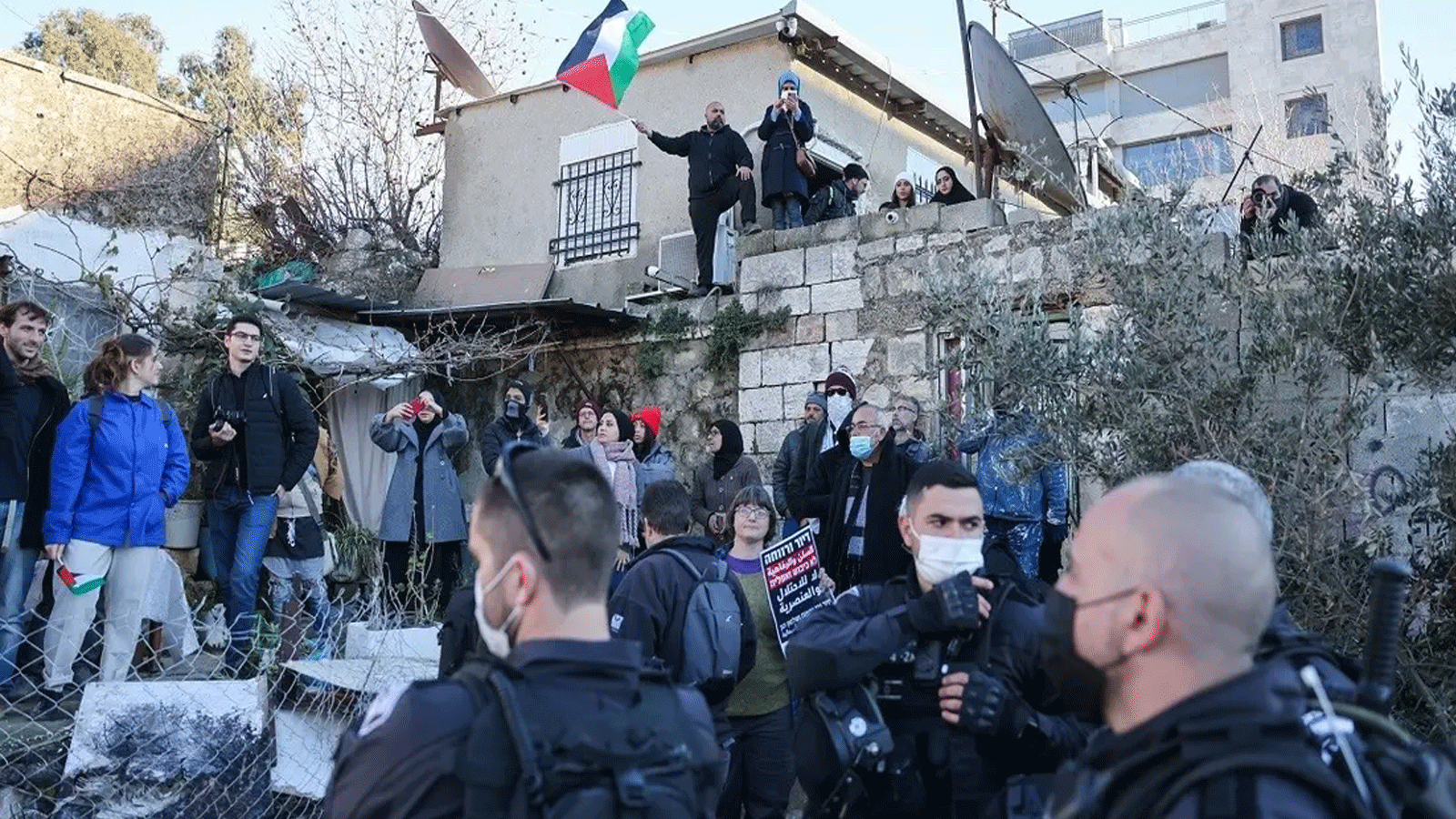  قوات الأمن الإسرائيلية تنتشر فيما يتظاهر نشطاء فلسطينيون وإسرائيليون وأجانب حول منزل عائلة سالم خلال مظاهرة في حي الشيخ جراح في القدس الشرقية. 21 كانون الثاني\يناير 2022