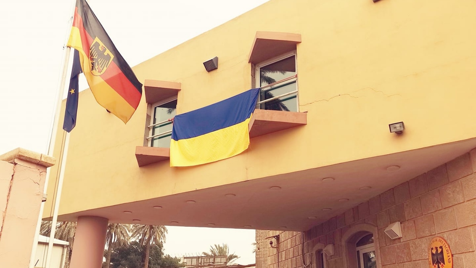 السفارة الألمانية في بغداد رفعت الجمعة4 مارس 2022 علم أوكرانيا تضامناً معها في حربها مع روسيا (السفارة)