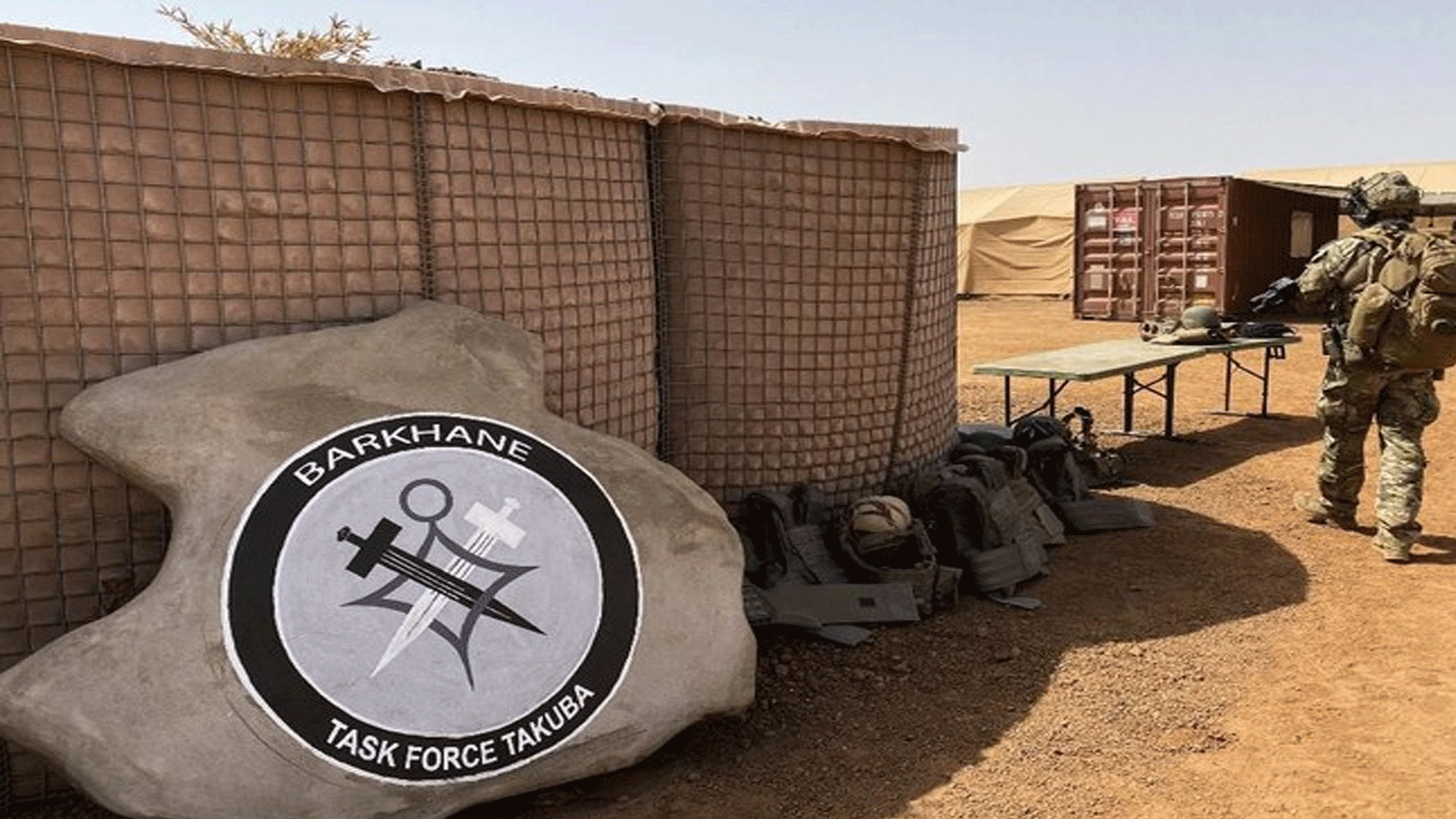 شعار العمليات الخاصة بقيادة فرنسا لقوة مهام برخان الجديدة تاكوبا، وهي مهمة عسكرية متعددة الجنسيات في منطقة الساحل المضطربة في أفريقيا، جنوب الصحراء، وتتألف من جنود من فرنسا وإستونيا وجمهورية التشيك والسويد