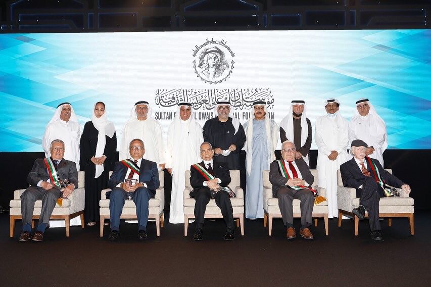 الفائزون بجوائز مؤسسة سلطان العويس في صورة تذكارية 
