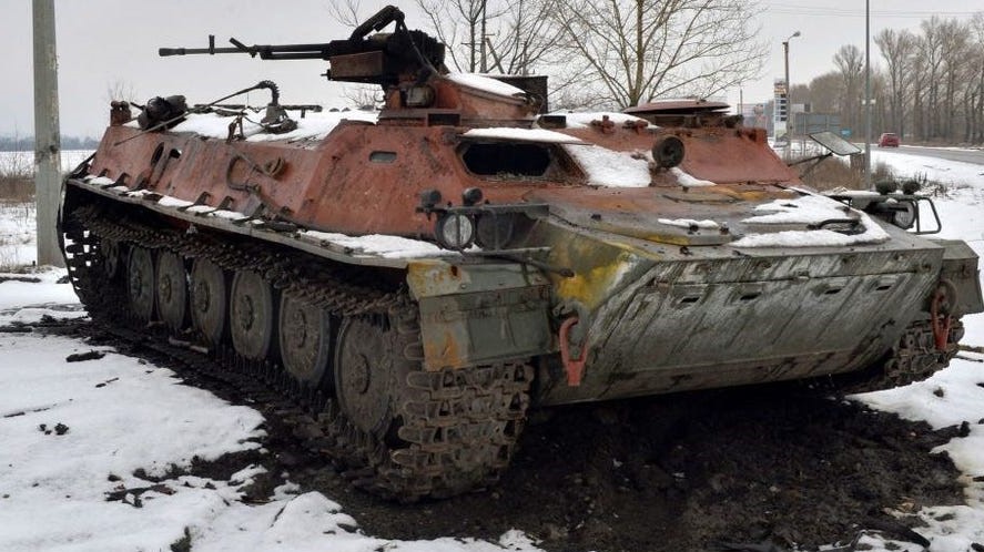 آلية عسكرية روسية مدمرة في خاركيف