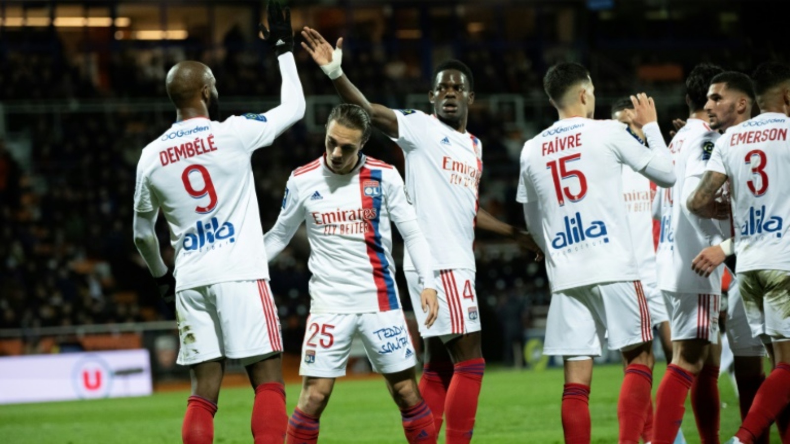 لاعبو ليون يحتفلون بعد تسجيلهم هدفاً في مرمى لوريان في الدوري الفرنسي. 4 مارس 2022