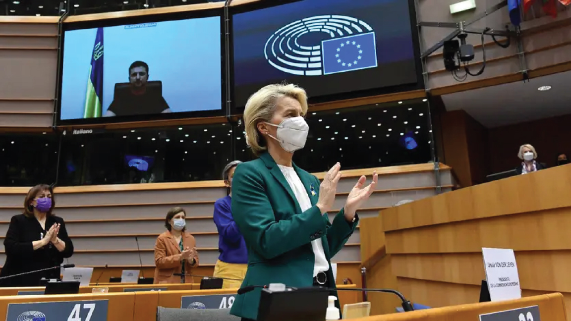 رئيسة المفوضية الأوروبية أورسولا فون دير لاين تشيد بالرئيس الأوكراني زيلينسكي وهو يتحدث عبر الفيديو خلال جلسة للبرلمان الأوروبي في 1 مارس 2022