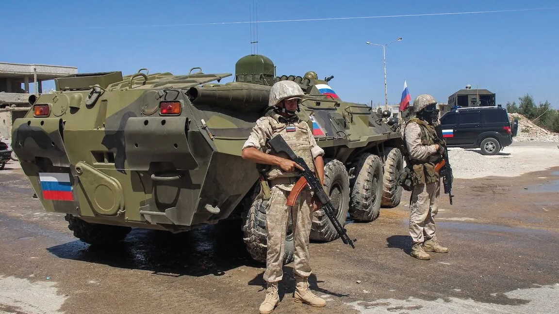 جنود روس يقفون بجانب ناقلة جند مدرعة في منطقة درعا البلد التي تسيطر عليها المعارضة السورية في مدينة درعا الجنوبية في 6 سبتمبر 2021