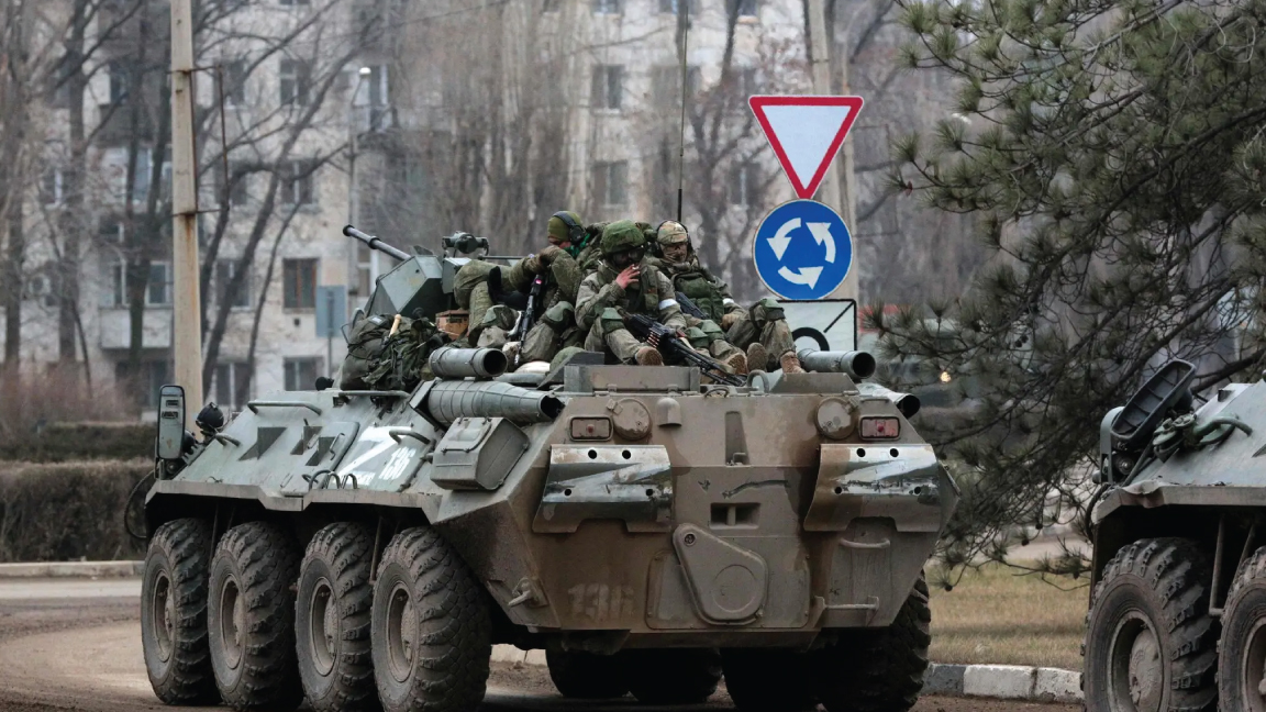 جنود روس على متن آليتهم العسكرية في شبه جزيرة القرم 