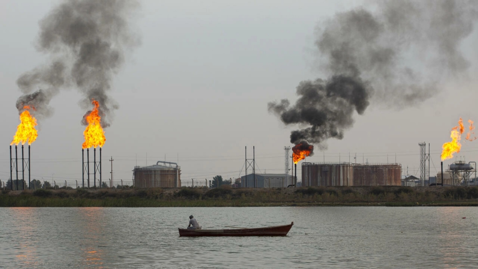 منشآت البصرة النفطية في جنوب العراق في 11 فبراير 2022 