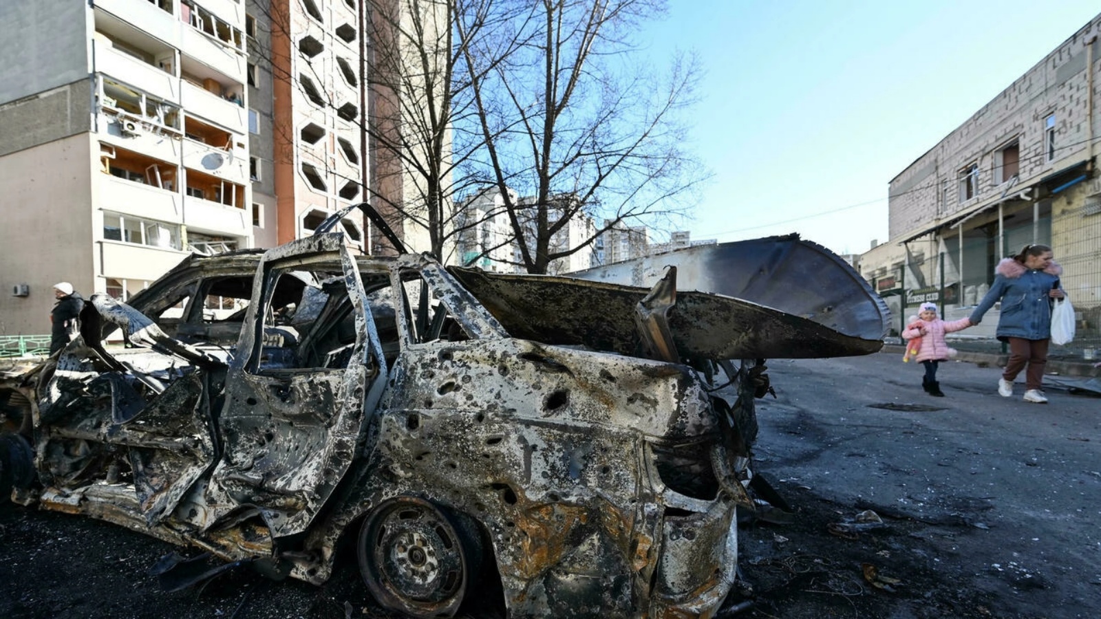 سيارة محترقة بقصف على مشارف العاصمة الأوكرانية كييف في 28 فبراير 2022