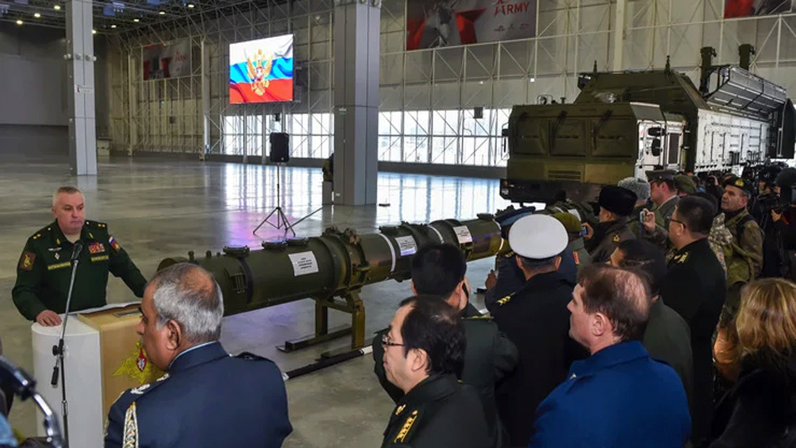 يستعرض مسؤولو وزارة الدفاع الروسية صاروخ كروز 9M729 خارج موسكو في 23 كانون الثاني\ يناير 2019 ، ويصرون على أن مداها لا ينتهك معاهدة القوى النووية متوسطة المدى لعام 1987.