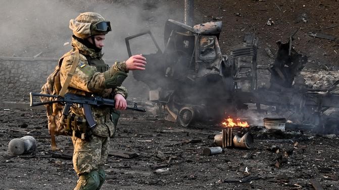 جندي أوكراني في موقع اشتباك مع القوات الروسية في كييف