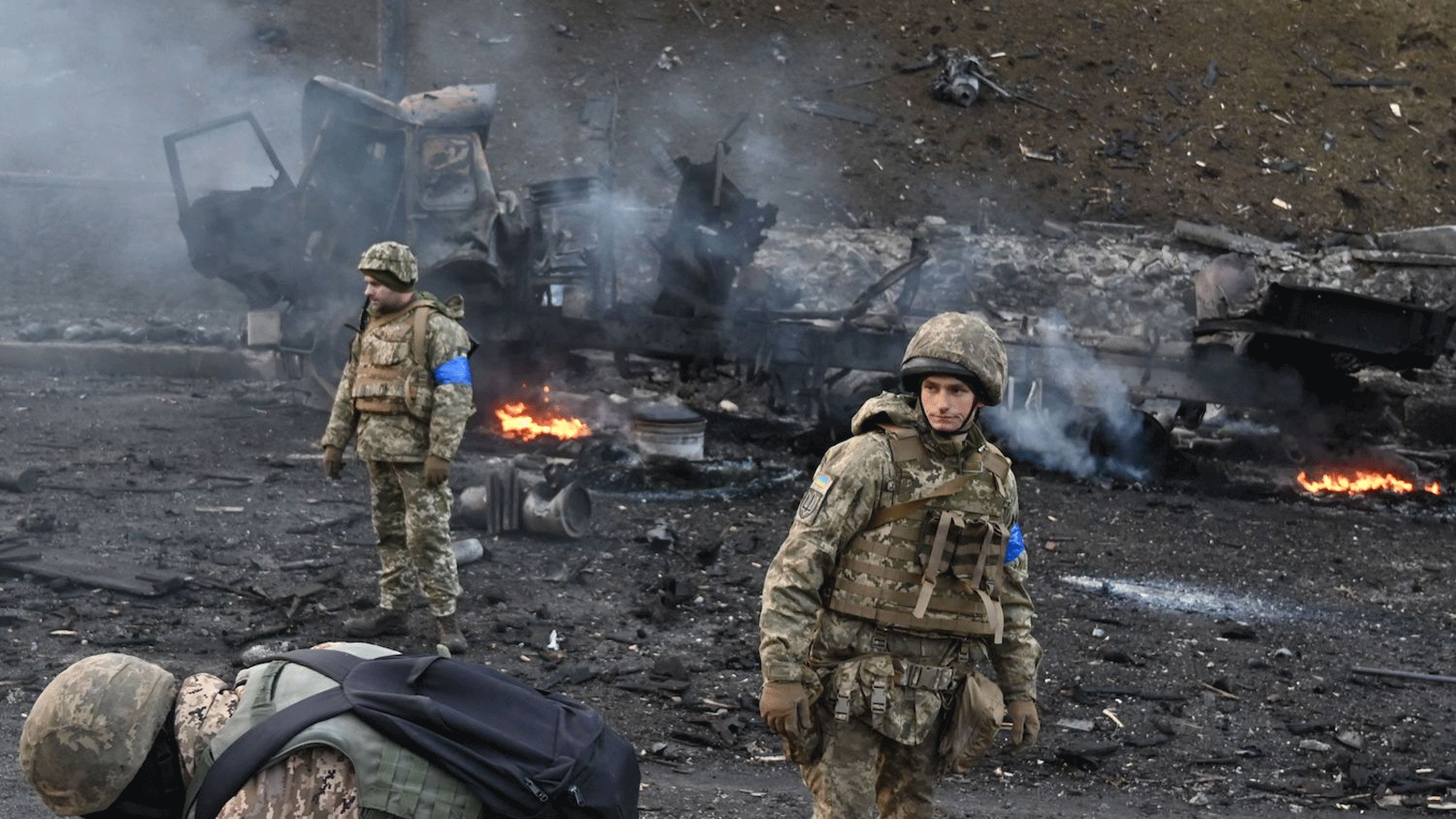 جنود أوكرانيون يبحثون عن قذائف غير منفجرة بعد اشتباك مع مجموعة روسية في كييف صباح السبت 12 آذار\ مارس 2022