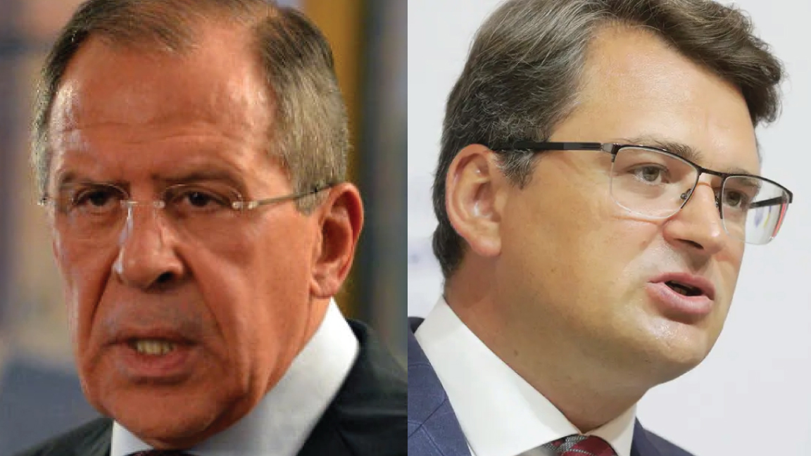 وزيرا الخارجية الروسي سيرغي لافروف (يسار) والأوكراني دميترو كوليبا