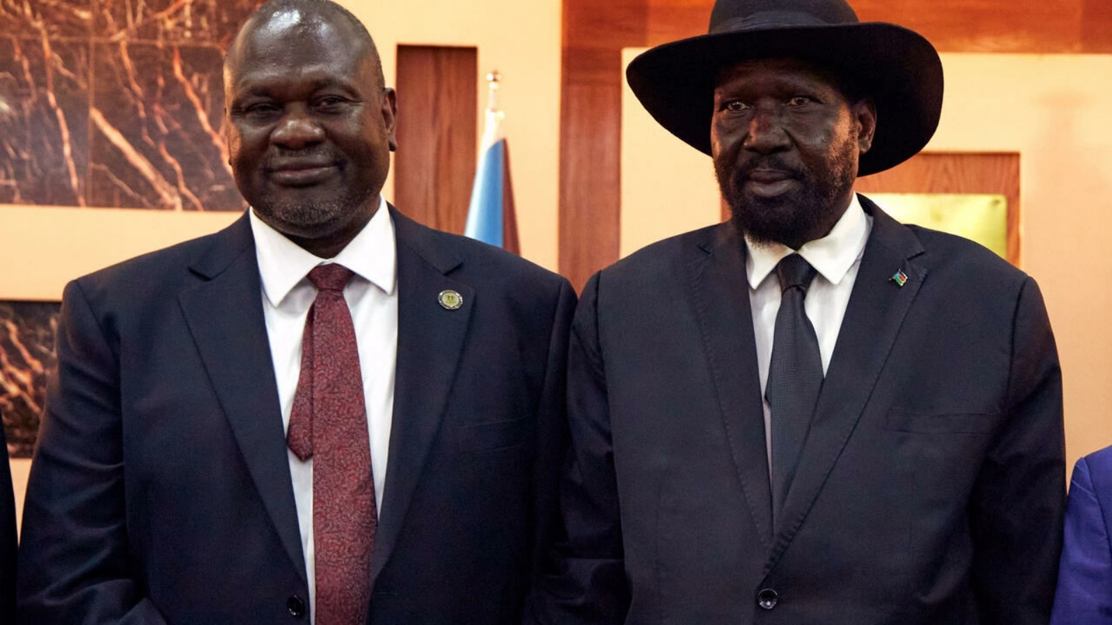 رئيس جنوب السودان سلفا كير (يمين) مع النائب الأول للرئيس رياك مشار في 22 فبراير 2020 أثناء حضورهما مراسم أداء اليمين في قصر الولاية في جوبا، جنوب السودان