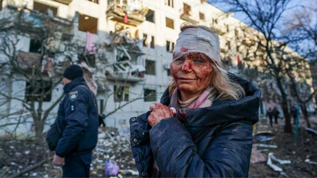 امرأة بوجه ملطخ بالدماء في خاركيف أمام مبنى سكني دمره القصف الروسي