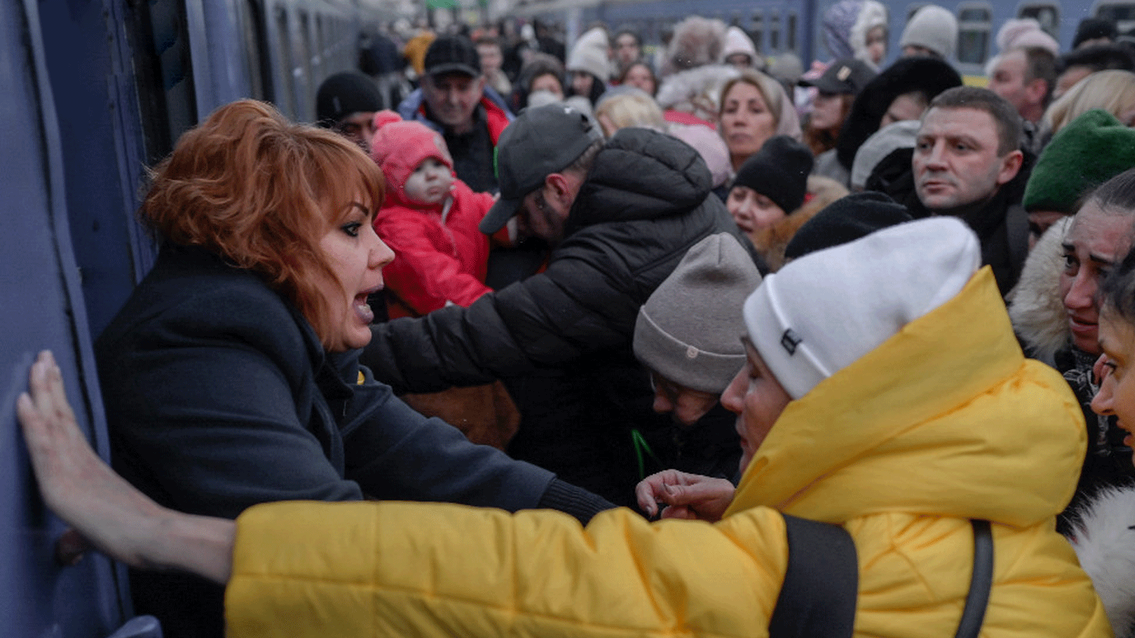 أوكرانيون يحتشدون للصعود إلى القطار