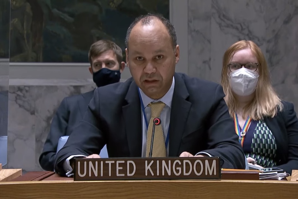 السفير البريطاني لدى الأمم المتحدة جيمس كاريوكي خلال المداخلة 