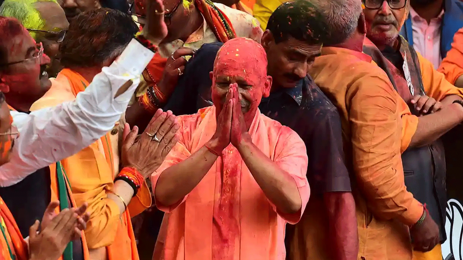 يوغي أديتياناث (في الوسط)، رئيس وزراء ولاية أوتار براديش، يُحيي أنصاره في لكناو بعد الفوز