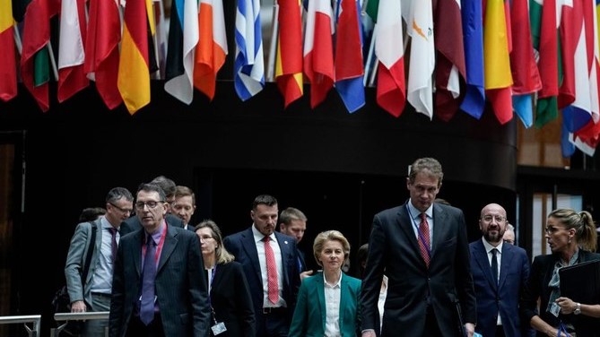 رئيس مجلس الاتحاد الأوروبي تشارلز ميشيل ، الثاني من اليمين ، ورئيسة المفوضية الأوروبية أورسولا فون دير لاين ، في الوسط ، يصلان لعقد مؤتمر صحفي بعد مؤتمر عبر الفيديو لقادة مجموعة السبع حول COVID-19، في بروكسل