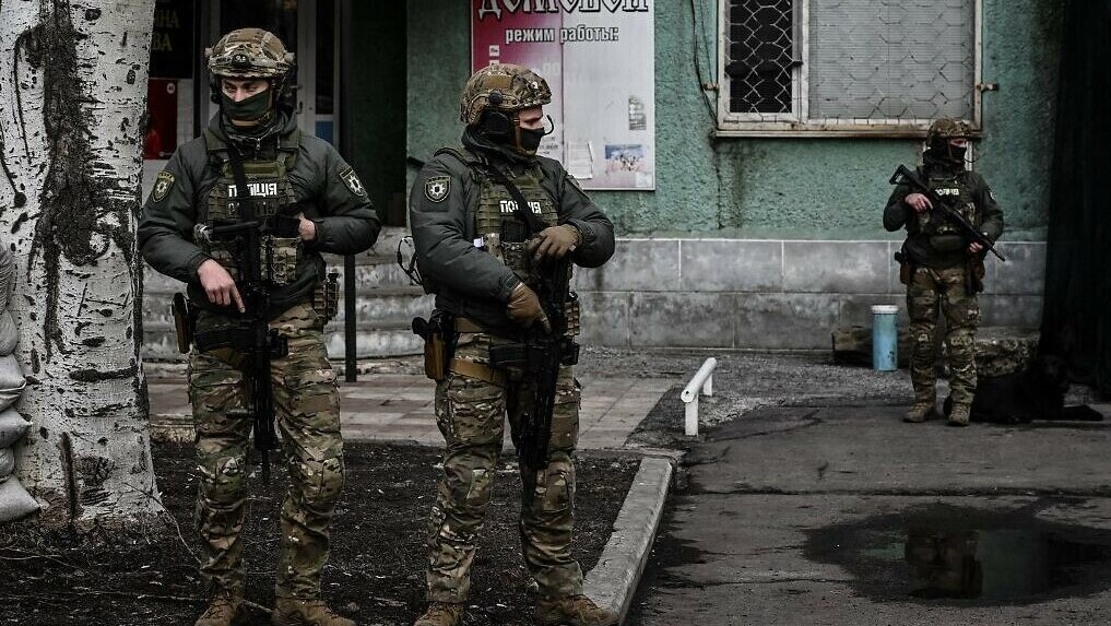 القوات الأوكرانية تقوم بدوريات في بلدة نوفولوهانسكي