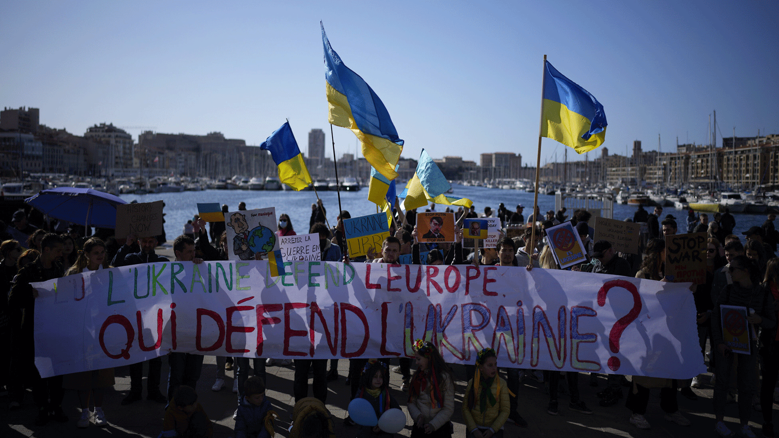 متظاهرون يحملون العلم الأوكراني احتجاجًا على الغزو الروسي لأوكرانيا في مرسيليا، جنوب فرنسا، 26 شباط\فبراير 2022.