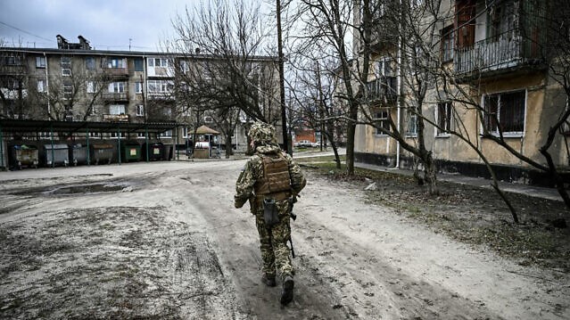 جندي أوكراني في بلدة شاستيا، قرب مدينة لوغانسك الشرقية، في 22 فبراير 2022