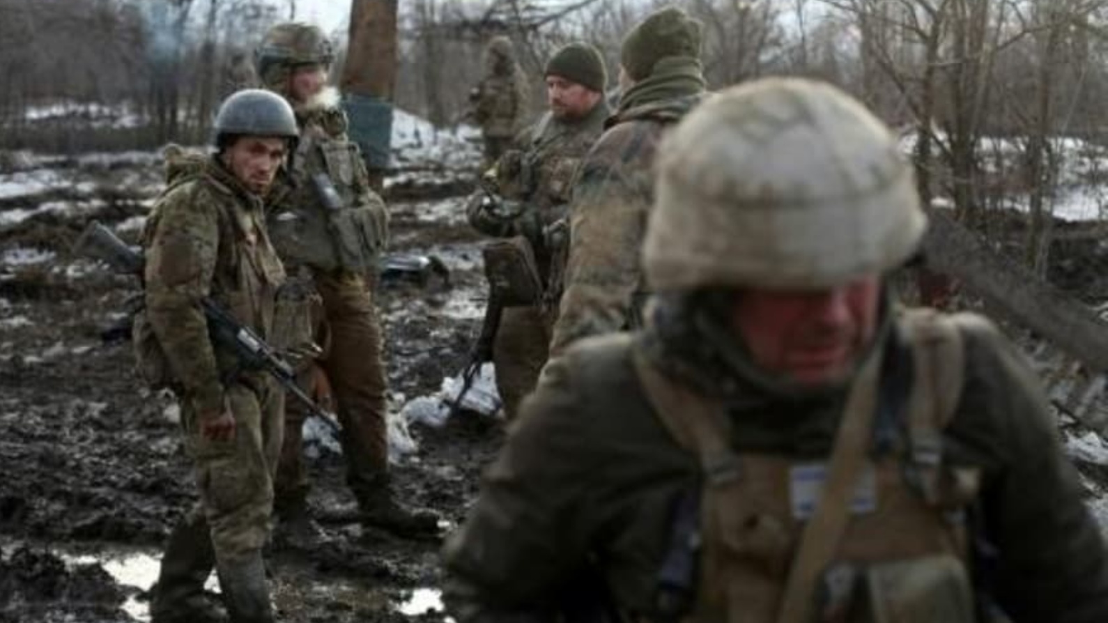 جنود في الجيش الأوكراني بعد قتالهم القوات الروسية وانفصاليين موالين لموسكو في بلدة زولوتي في منطقة لوغانسك في السادس من مارس 2022