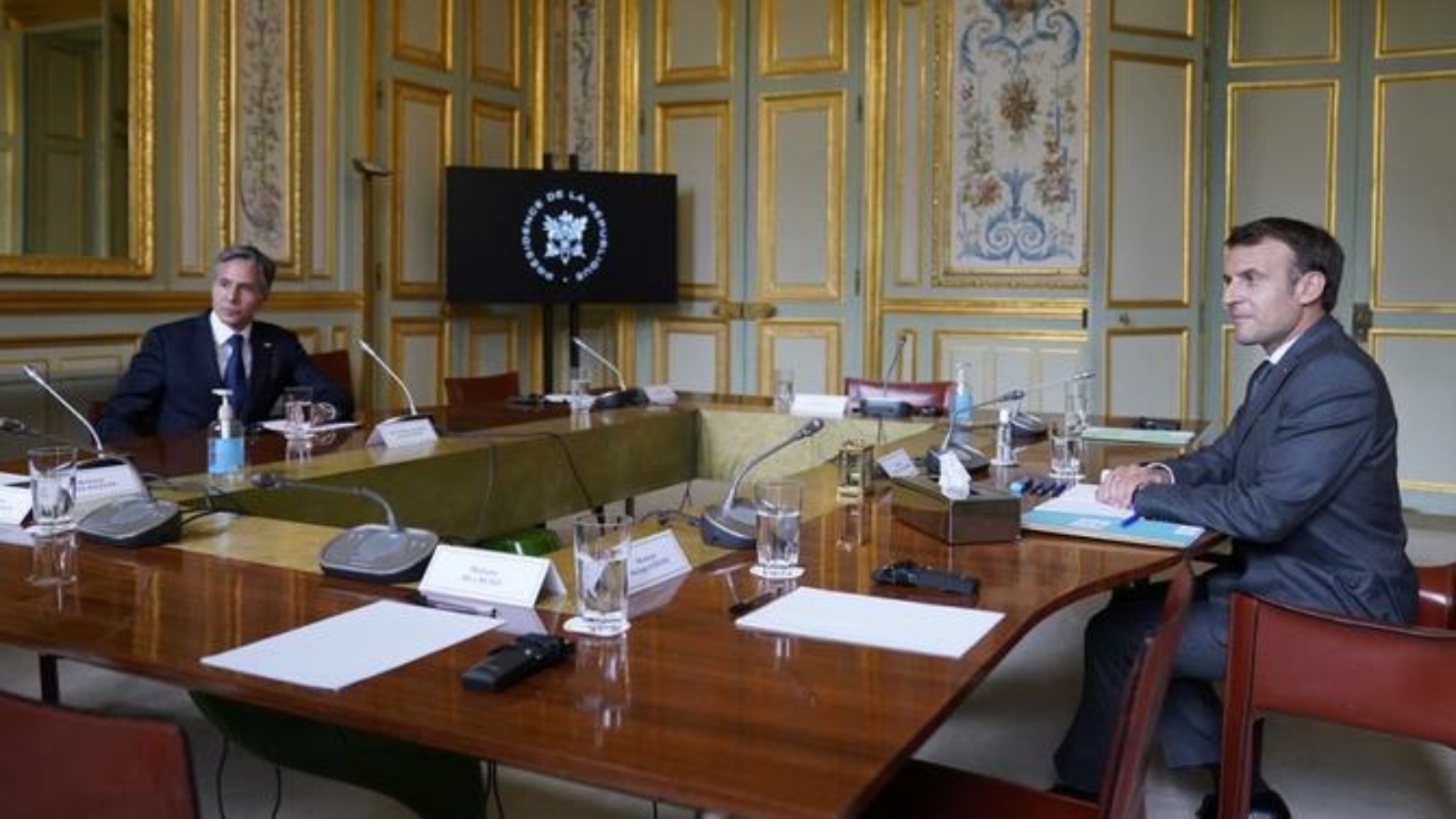 وزير الخارجية الأميركي أنتوني بلينكين يلتقي بالرئيس الفرنسي إيمانويل ماكرون في قصر الإليزيه في باريس في 25 يونيو 2021.