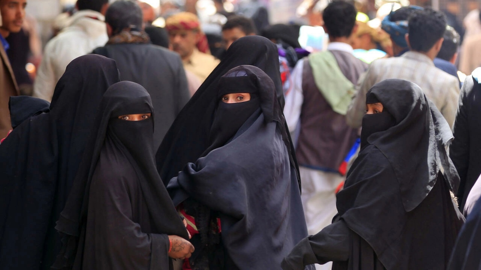 نساء يمنيات يسرن في السوق القديمة في صنعاء في 2 مارس 2020