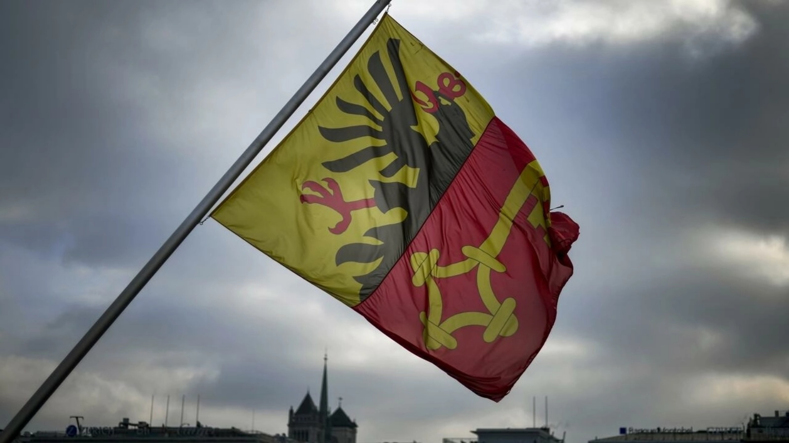 علم كانتون جنيف السويسري يرفرف خارج كاتدرائية القديس بطرس في مدينة جنيف في 04 ديسمبر 2016