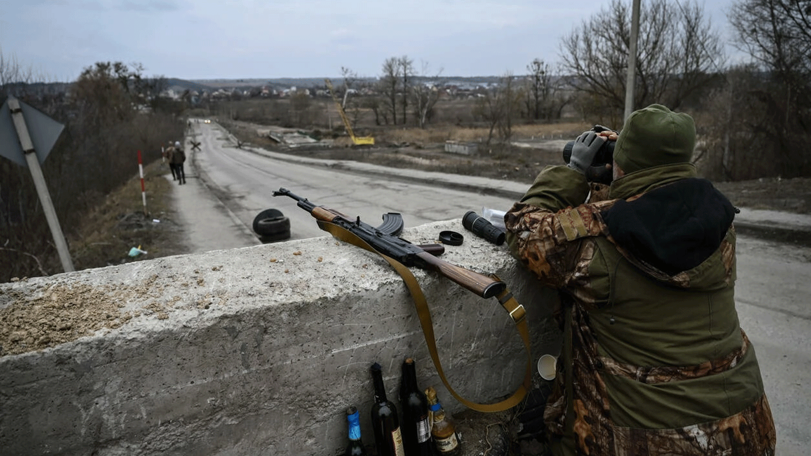 القوات الأوكرانية تأمل ألا تضطر إلى تفجير آخر جسر يقف بين القوات الروسية المتقدمة وكييف