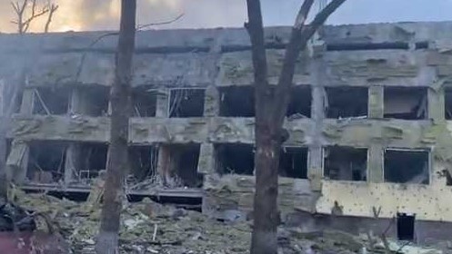 لقطة من الفيديو الذي نشره الرئيس الأوكراني لقصف مستشفى الولادة في ماريوبول