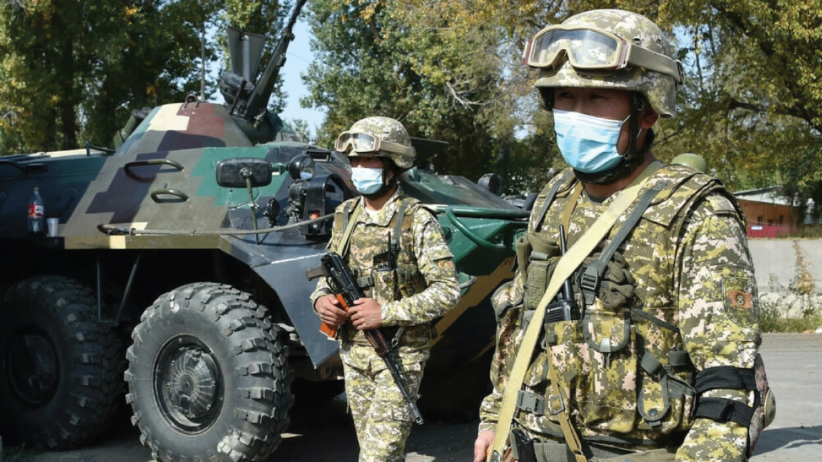 جنود قرغيزيون عند نقطة تفتيش في ضواحي بيشكيك