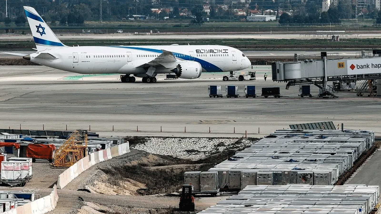 صورة التُقِطَت في 7 آذار\ مارس 2021 لطائرة تابعة لشركة طيران إسرائيلية تابعة لشركة العال، وهي تسير في طريقها قبل إقلاعها من مطار بن غوريون الإسرائيلي بالقرب من تل أبيب.
