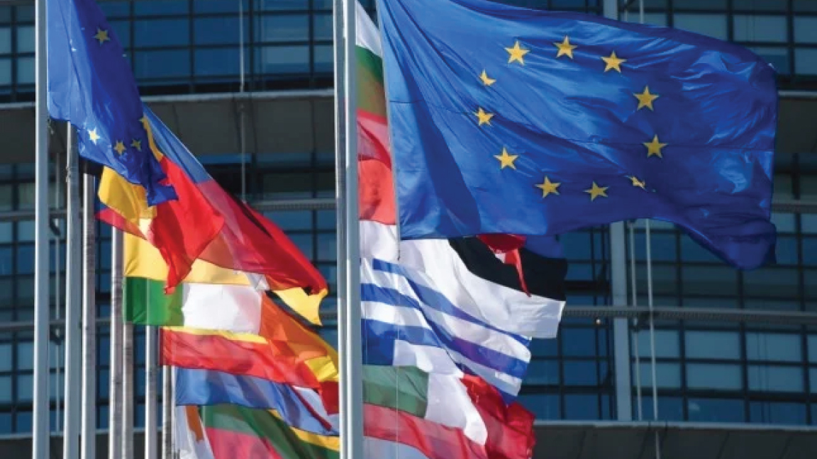 أعلام الاتحاد الأوروبي ترفرف بجانب أعلام دول الاتحاد أمام البرلمان الأوروبي في ستراسبورغ