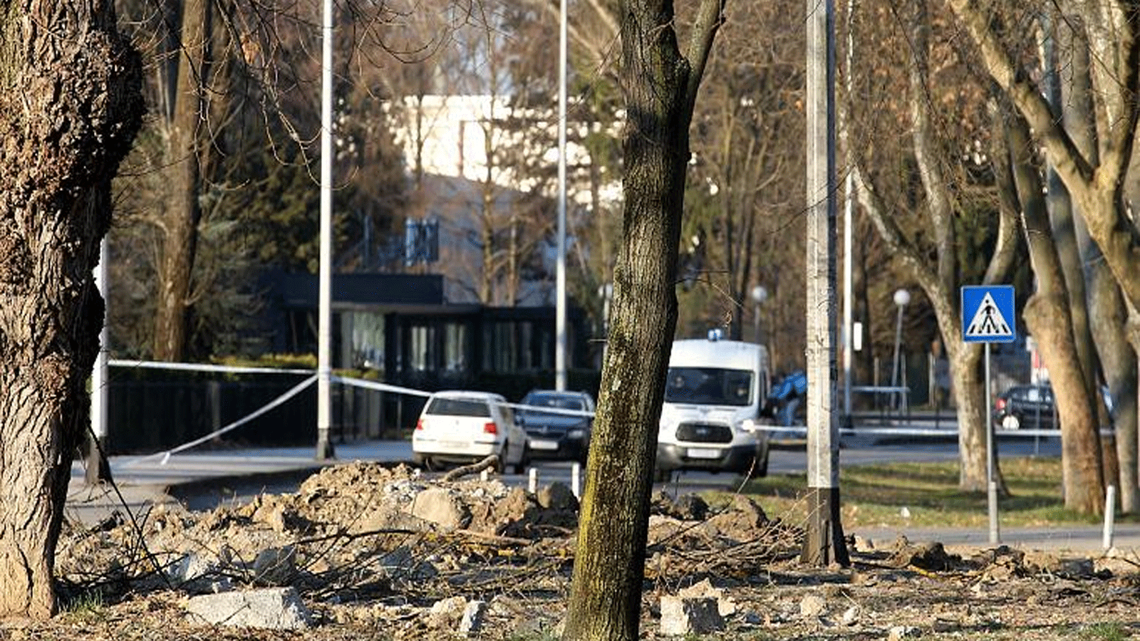 صورة التُقِطت في 11 آذار\مارس 2022 تُظهر حفرة على الأرض بعد تحطم جسم طائر خلال الليل على مشارف العاصمة الكرواتية، زغرب.