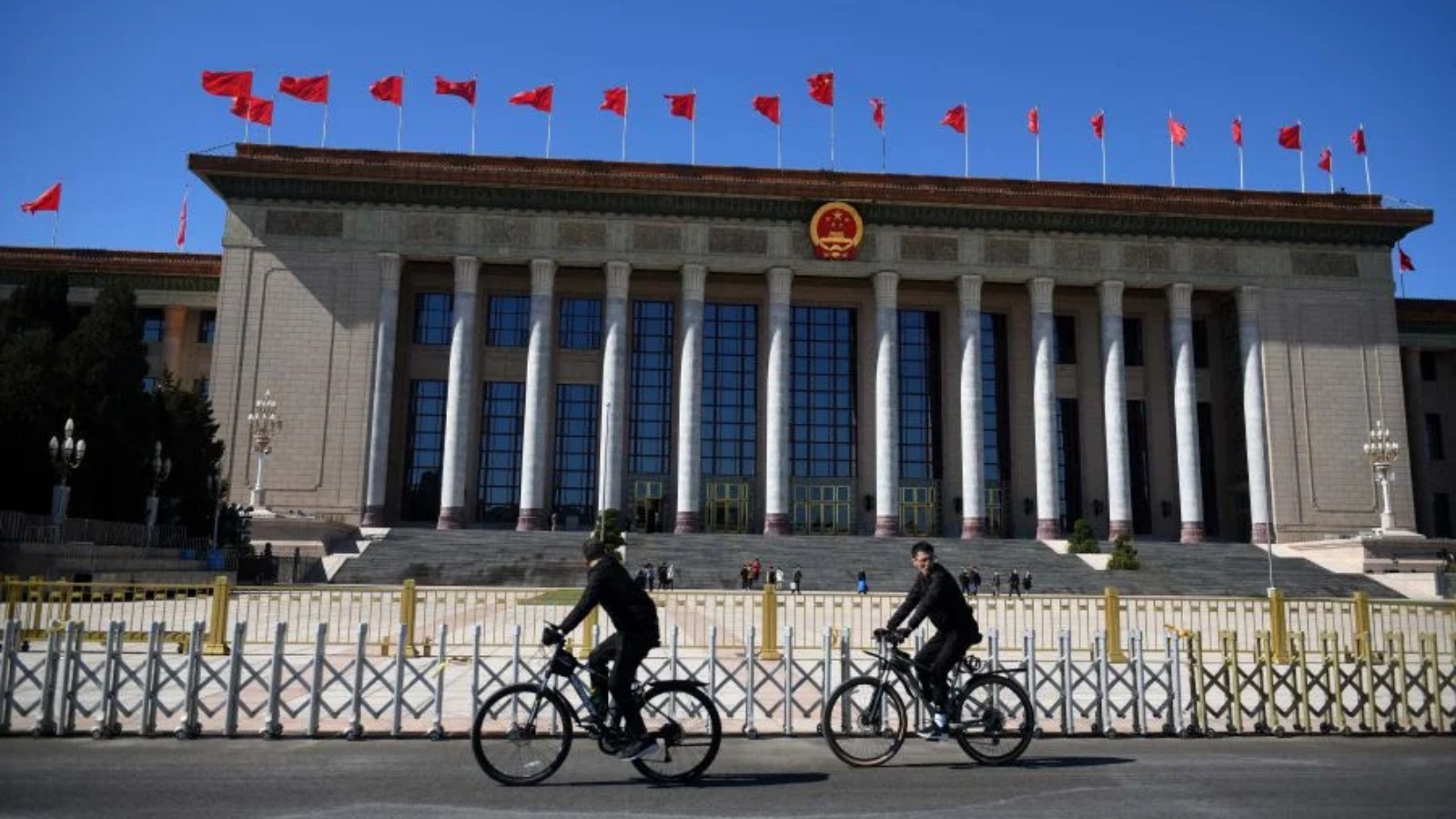 سفارة بكين في أوكرانيا أعلنت يوم الاثنين أنه تم إجلاء معظم المواطنين الصينيين الذين كانوا موجودين سابقًا في البلاد والبالغ عددهم حوالى 6000 مواطن، حيث كثفت روسيا قصفها لعدة مدن