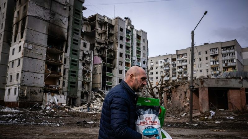 أوكراني ينقل بعض المواد الغذائية والأساسية إلى منزله في ماريوبول في لحطات توقف القصف الروسي على المدينة في 4 مارس 2022