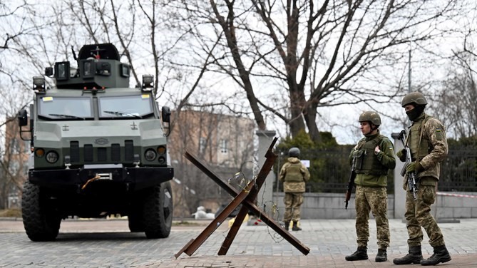 جنود من القوات العسكرية الأوكرانية يغلقون طريقًا فيما يسمى بالحي الحكومي في كييف