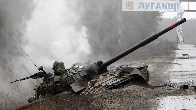 دخان يتصاعد من دبابة روسية دمرتها القوات الأوكرانية على جانب طريق في منطقة لوغانسك