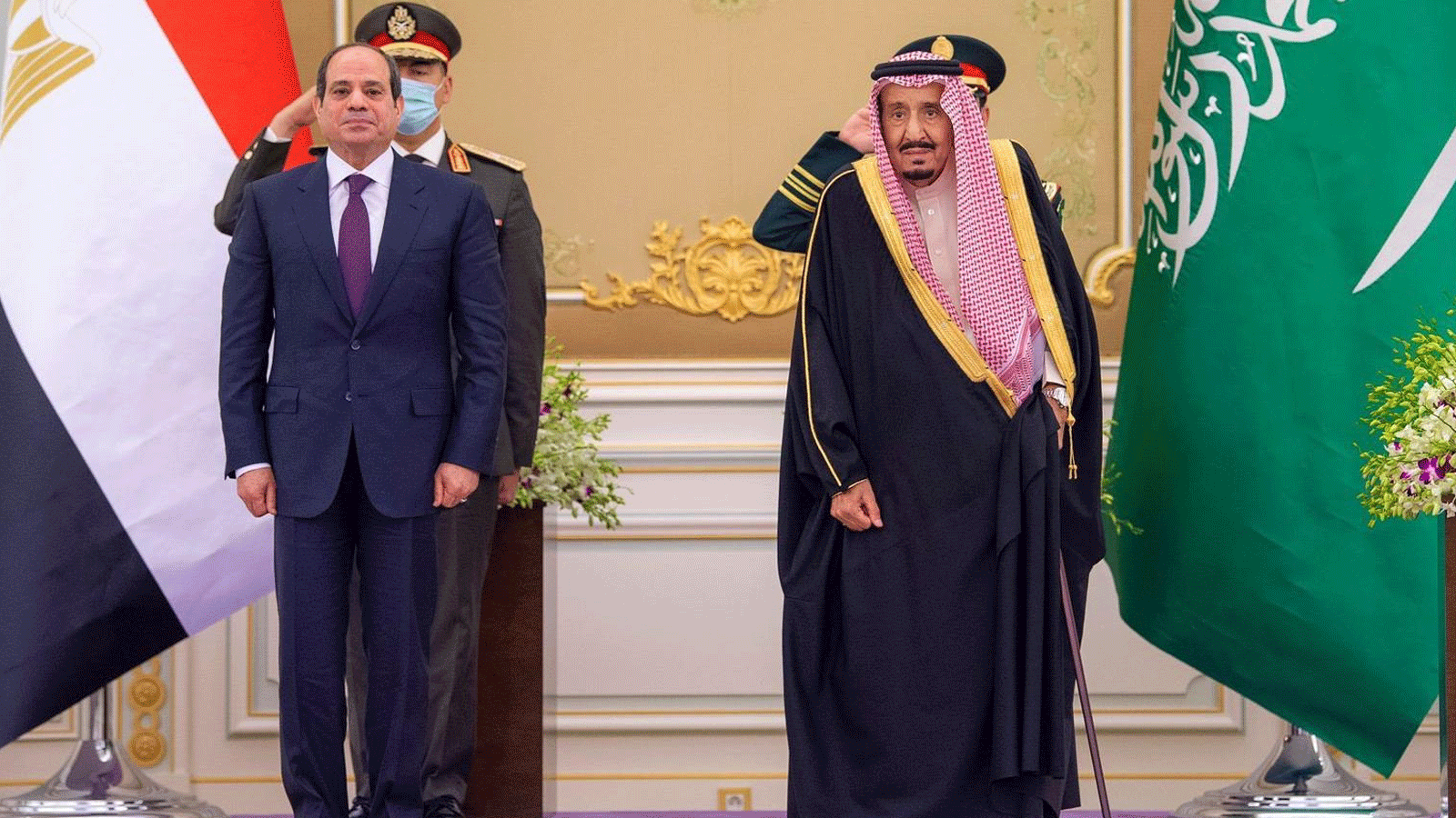 العاهل السعودي الملك سلمان بن عبد العزيز، مستقبلا الرئيس المصري عبدالفتاح السيسي في قصر اليمامة\ الرياض 