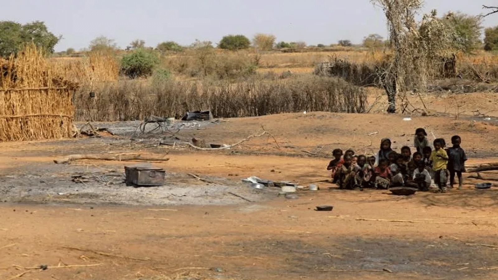 أطفال سودانيون يجلسون في قرية الطويل سعدون في دارفور، حيث تدور أعمال عنف، 85 كيلومترًا جنوب عاصمة ولاية جنوب دارفور نيالا
