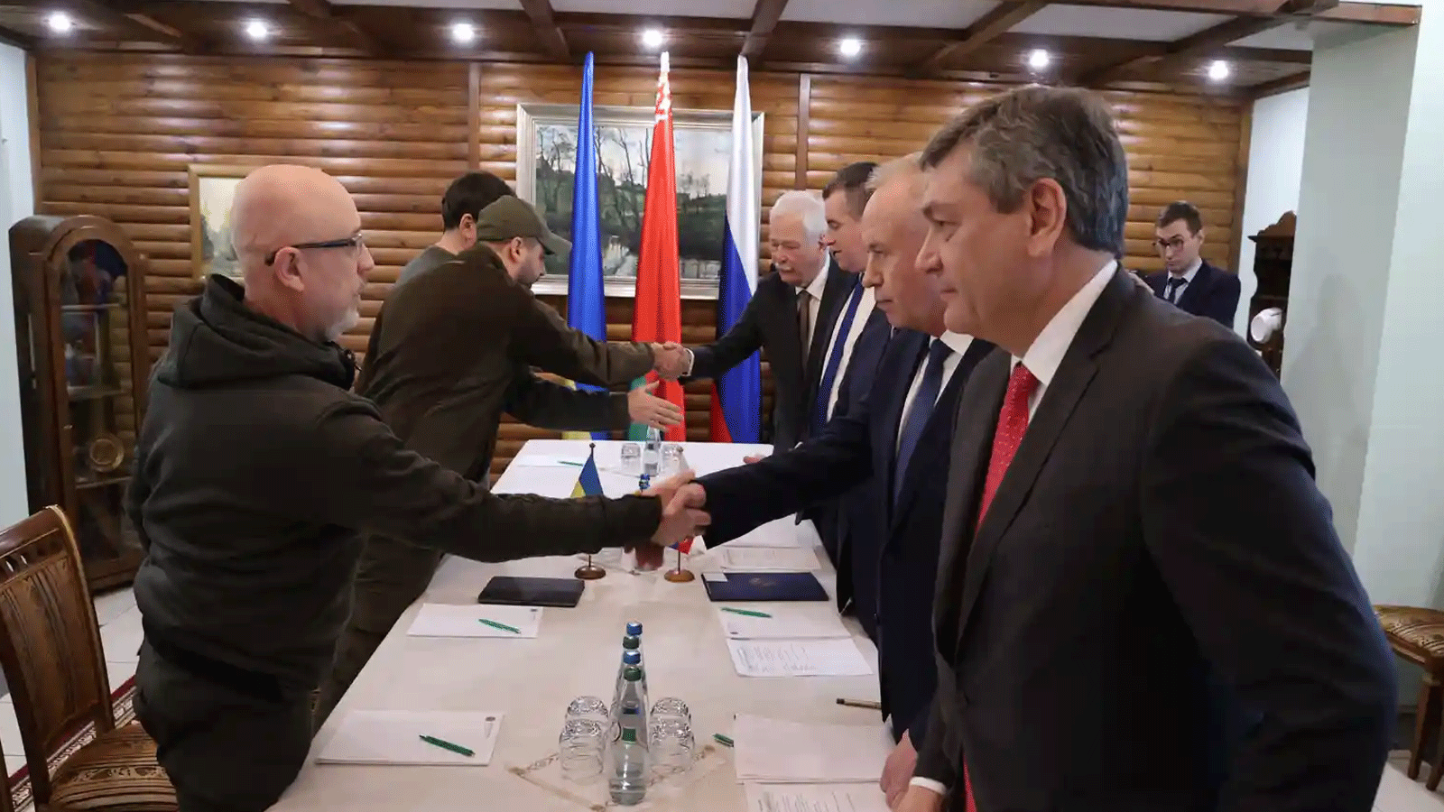 لقطة للوفدين الروسي والأوكراني من مفاوضات الجولة الثانية