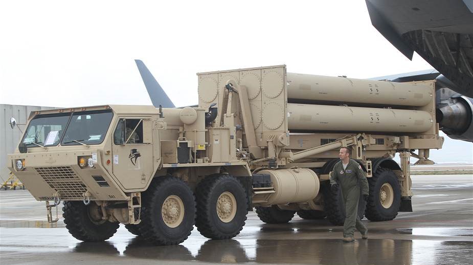 صورة وزعتها وزارة الدفاع الأميركية لأحد طياري القوات الجوية الأميركية يفرغ نظام THAAD في قاعدة نيفاتيم الجوية في إسرائيل، في 1 مارس 2019