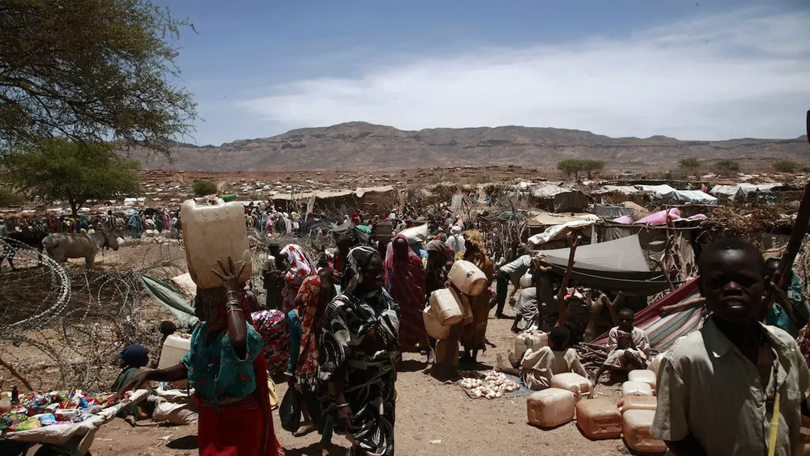 عشرات الآلاف من النازحين الجدد من قراهم يفرون بسبب الاشتباكات المستمرة بين القوات الحكومية السودانية والحركات المسلحة، والتي بدأت في يناير 2016 في منطقة جبل مرة. سورتوني، شمال دارفور(unamid)
