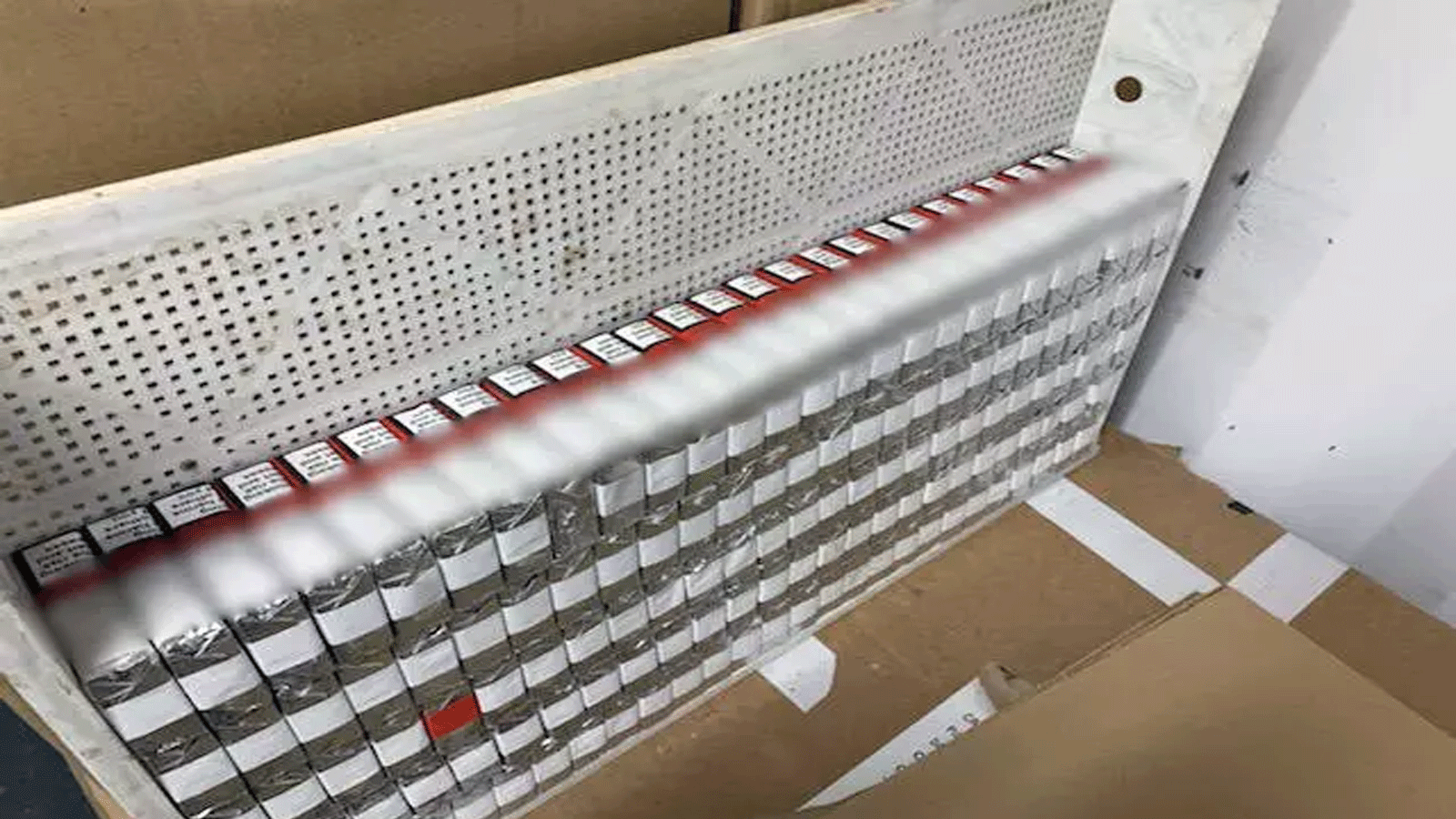 صورة للسجائر المضبوطة في في ميناء إيغومنيتسا (europol)