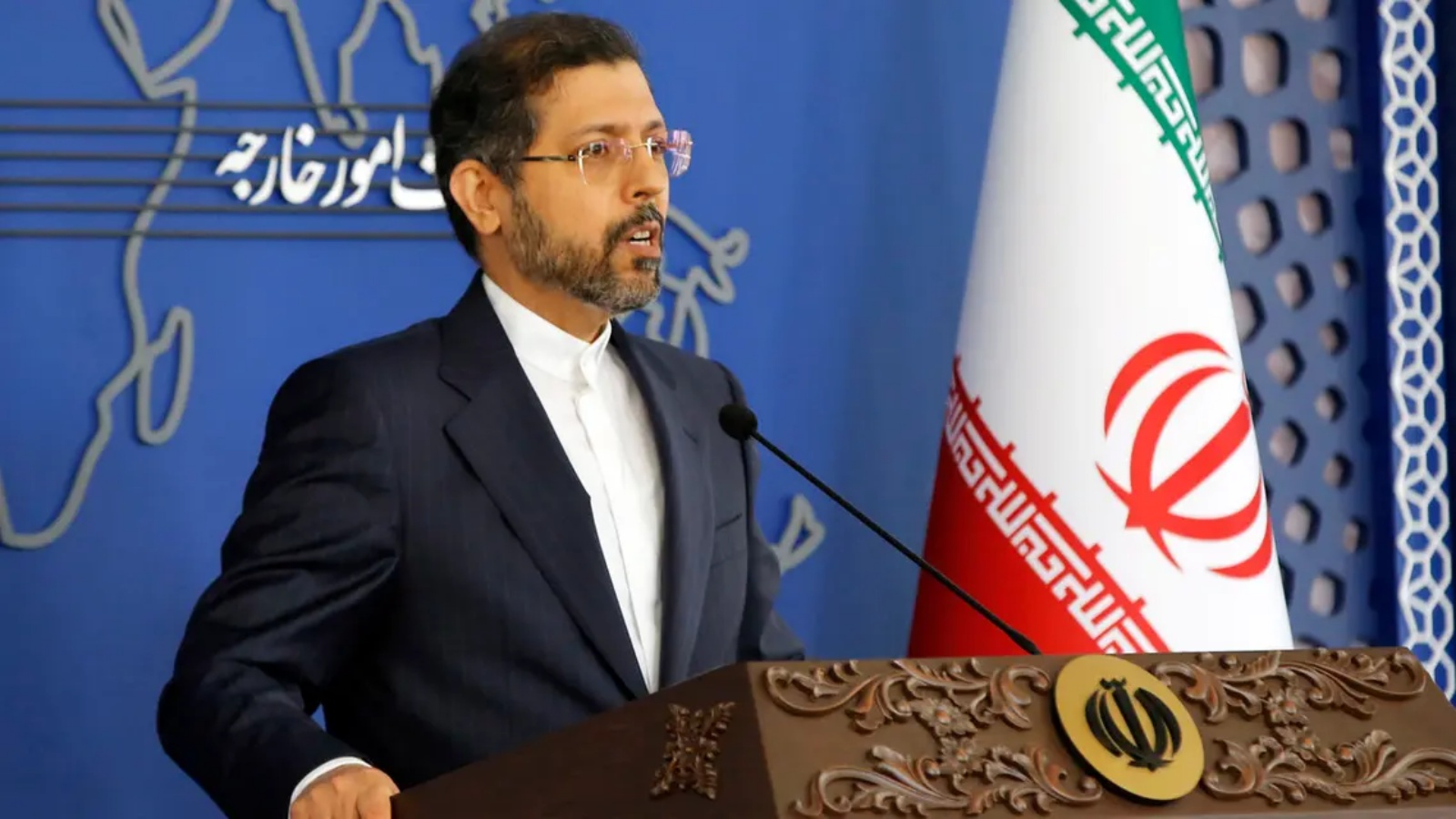 المتحدث باسم وزارة الخارجية الإيرانية سعيد خطيب زاده يتحدث إلى وسائل الإعلام خلال مؤتمر صحفي في طهران في 15 نوفمبر 2021.