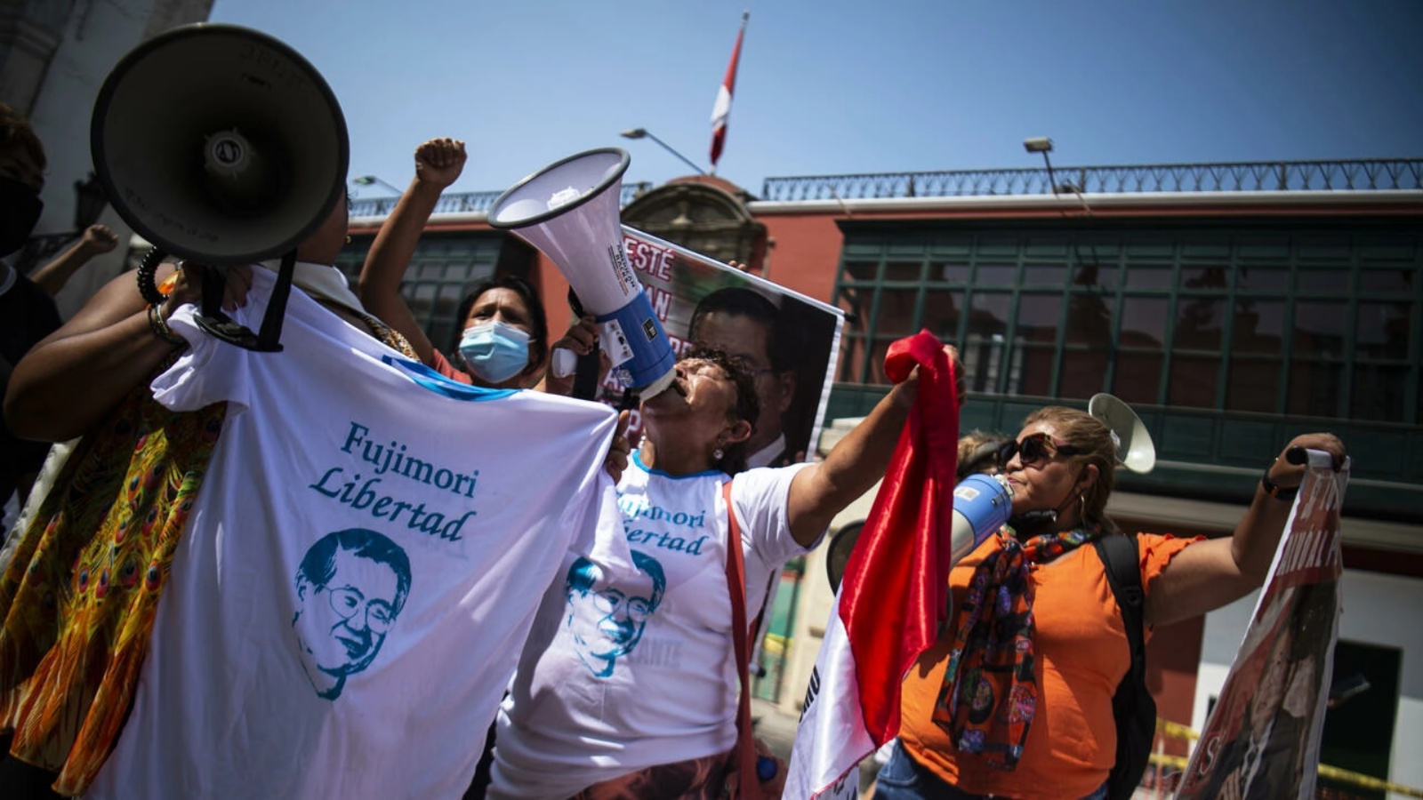مؤيدون لرئيس البيرو الأسبق البرتو فوجيموري يطالبون بالإفراج عنه في تظاهرة في العاصمة ليما في 17 مارس 2022